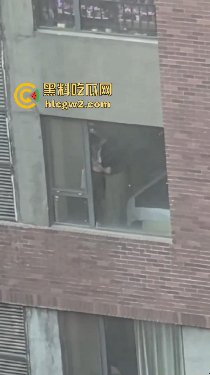 隔壁楼男子窗户边吊打女子调教 小皮鞭啪啪作响还疯狂RUA胸 奶子都反光了这拍视频的哥们真是个神!-1