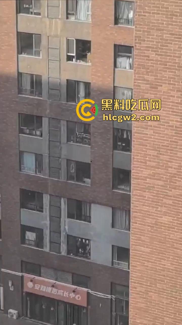 隔壁楼男子窗户边吊打女子调教 小皮鞭啪啪作响还疯狂RUA胸 奶子都反光了这拍视频的哥们真是个神!-5