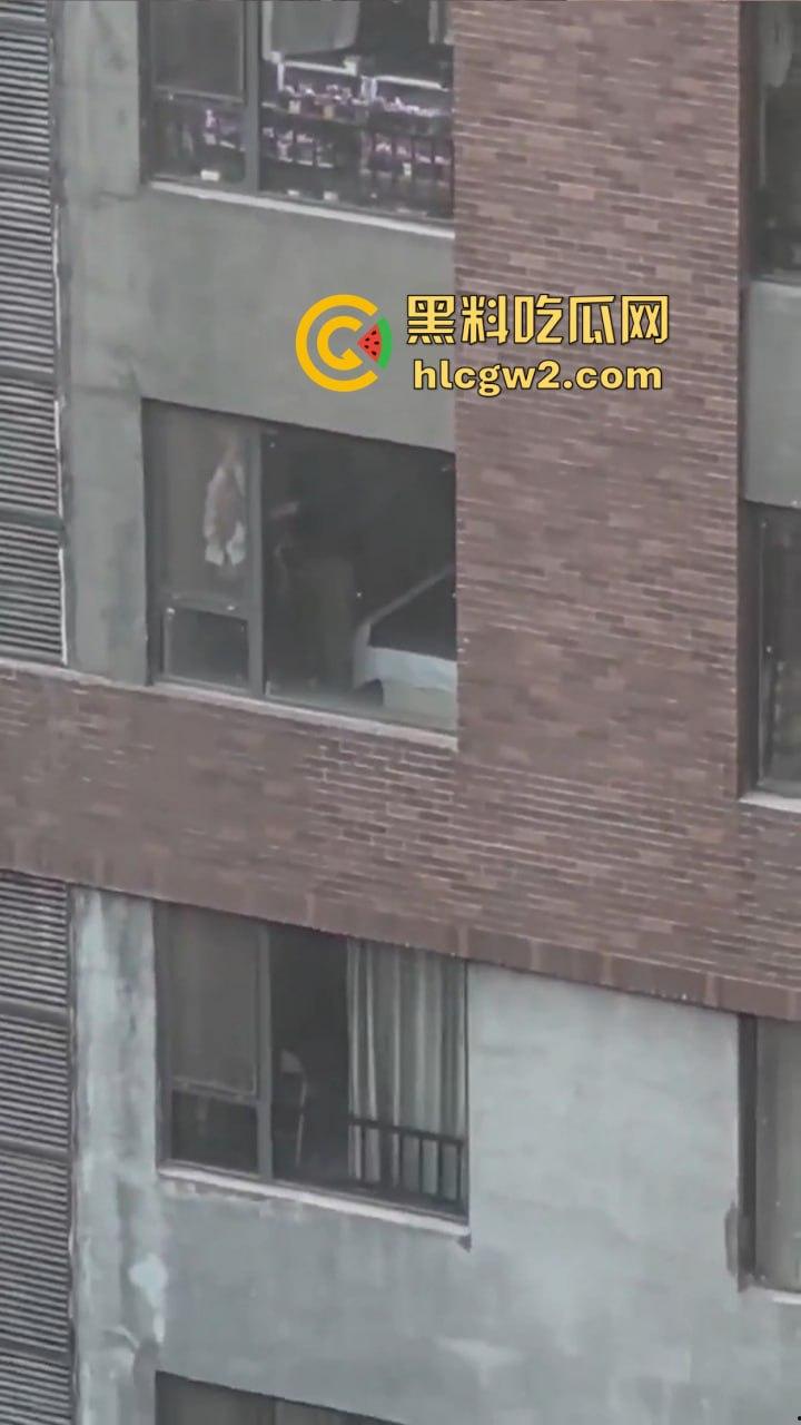 隔壁楼男子窗户边吊打女子调教 小皮鞭啪啪作响还疯狂RUA胸 奶子都反光了这拍视频的哥们真是个神!-10