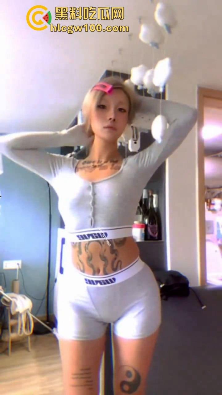 推特纹身爱好者【HighSchool】 露脸性爱自拍 调教性爱现场直播!刺青母狗实战秀 让你大呼过瘾!-1