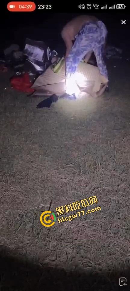 海边直播捉奸炸锅,原配怒抓小三『Mola_吉妹』我老公18cm,你不是爱插?今天我直播让你爽到尿!-7