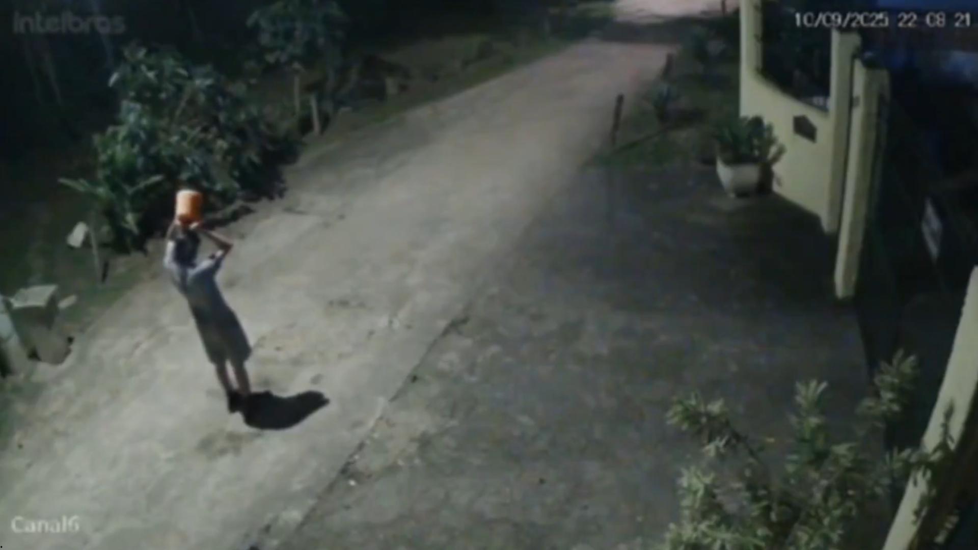 巴西心碎男分手后伤心欲绝，汽油自焚，监控曝光现场惨烈，大火吞噬全身，血肉模糊令人不忍直视-3