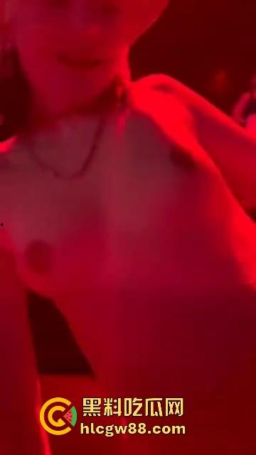 俄罗斯海参崴现场 毛妹腿长 身材高挑 门票不贵可以上手摸 原来国外的夜店这么好玩 比国内的强多了-7