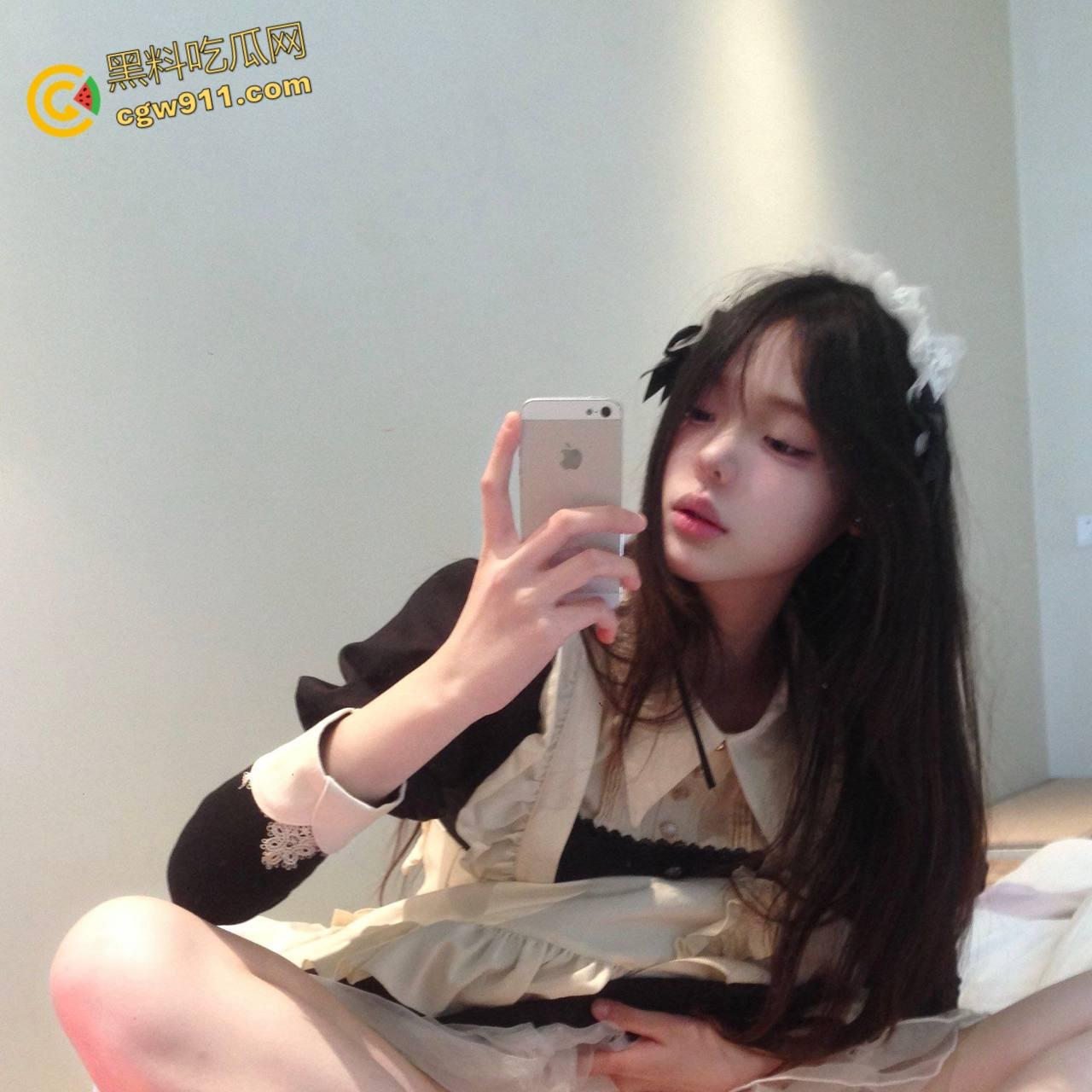 高人气清纯女神【小小绘】，白虎美乳大长腿，清纯少女瞬间化身骚母狗，极品身材堪称完美炮架！-1