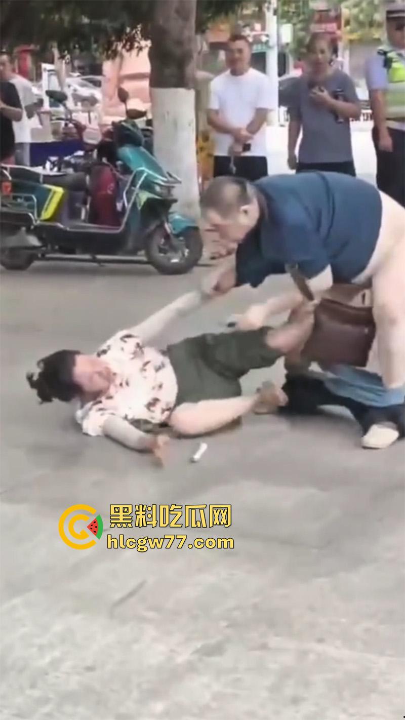 广场舞大爷耍流氓 背着老伴操大娘 气得大娘当街撕逼 给大爷都扒光了-8