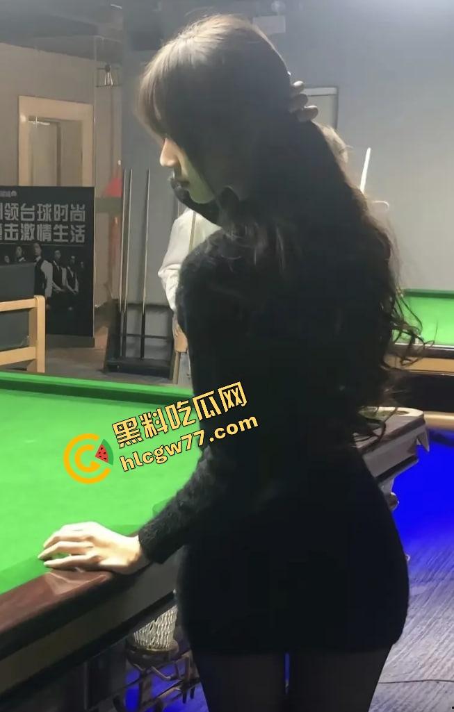 台球厅不打球只点陪玩,台球媛身材顶到不行穿吊带弯腰捡球露沟,拿身体给大哥架杆!-6