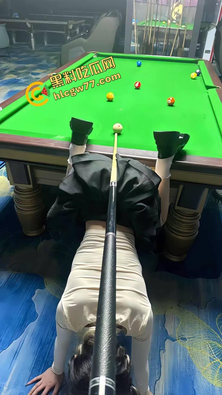 台球厅不打球只点陪玩,台球媛身材顶到不行穿吊带弯腰捡球露沟,拿身体给大哥架杆!-10