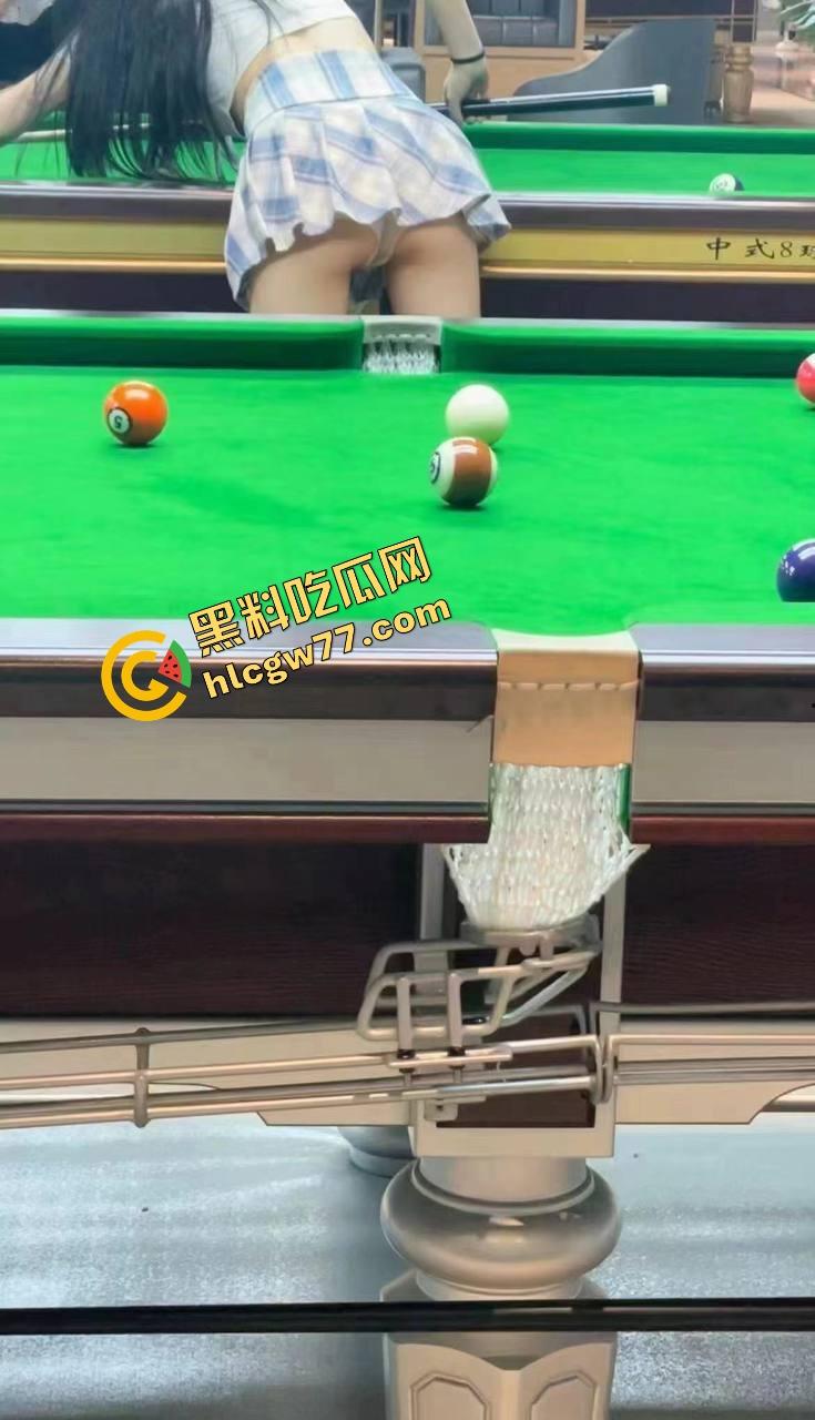台球厅不打球只点陪玩,台球媛身材顶到不行穿吊带弯腰捡球露沟,拿身体给大哥架杆!-11