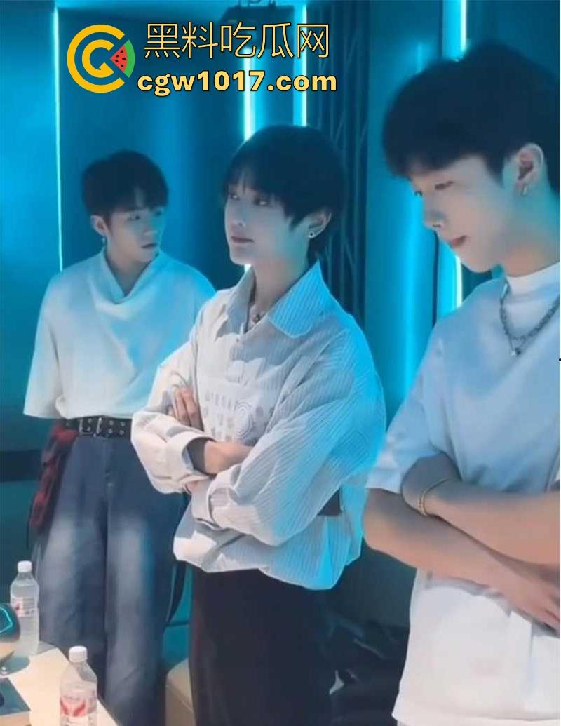 经济下行的今天KTV会所男模都变得正规化，每个言行举止都有规定，颜值只是入场券，想赚的更多那就得更努力！-3