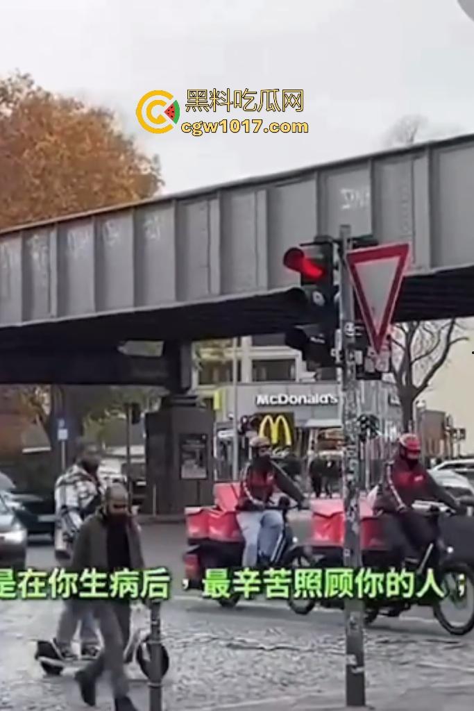 抖音【烨烨烨烨】外公去世还要去柏林游玩,亲人尸骨未寒就蓝天自拍,还蹭哀悼流量,如果外公还在世该多心寒啊!-8