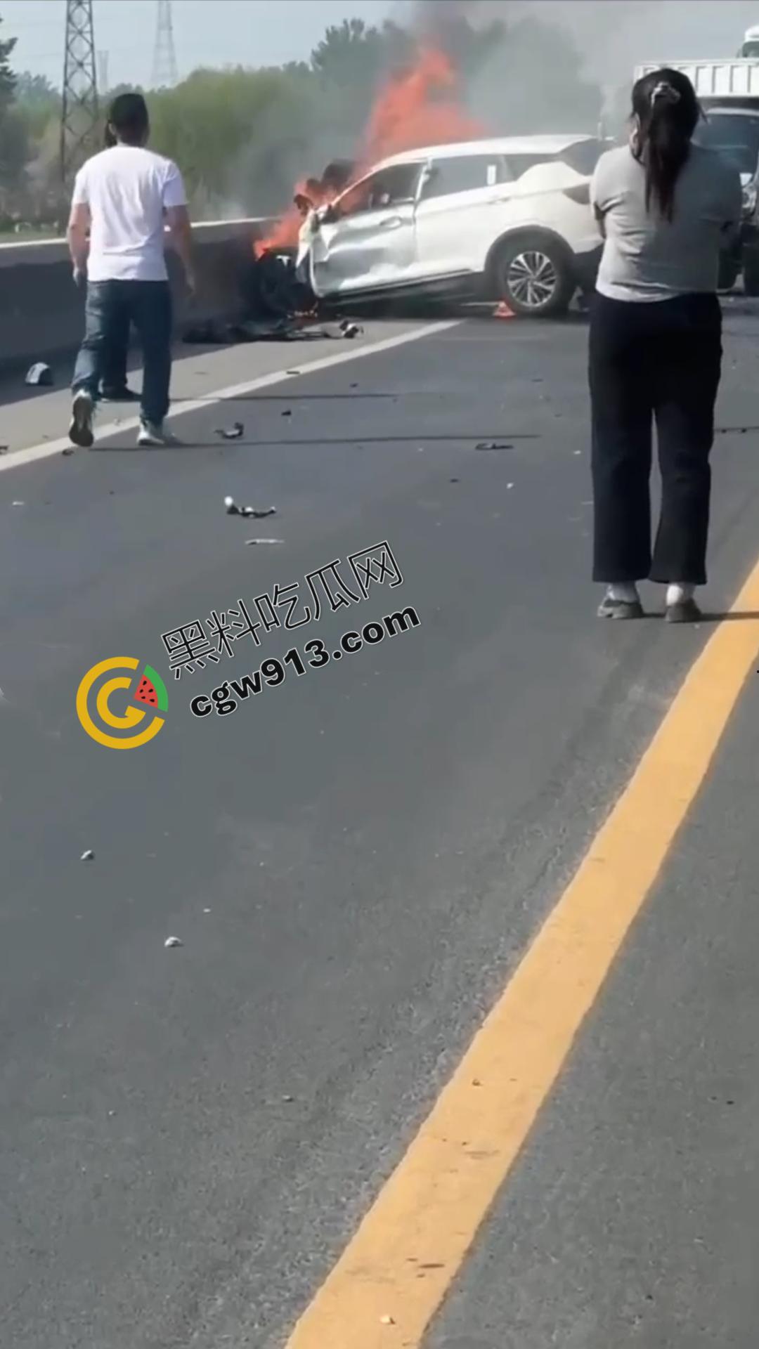河北保定高碑店惨烈车祸现场!年仅19岁情侣命丧火海,行车安全亟待重视-9