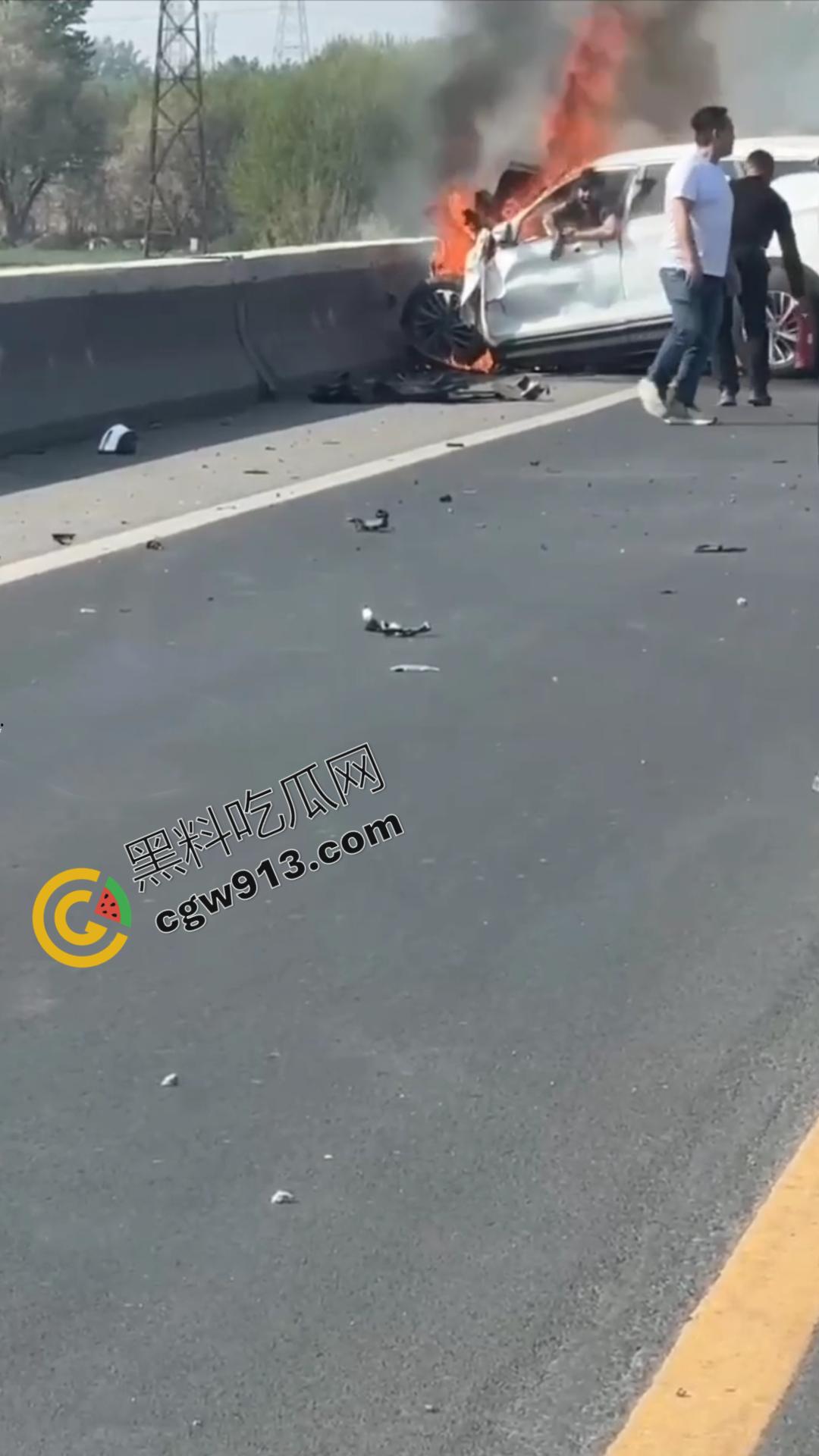 河北保定高碑店惨烈车祸现场!年仅19岁情侣命丧火海,行车安全亟待重视-10
