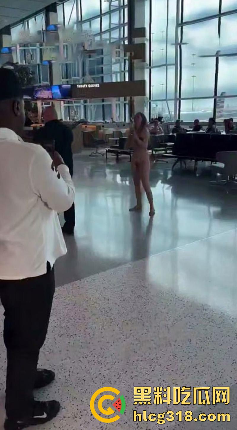 美国大奶美女自称维也纳女神，在德克萨塞州机场，当众全裸狂奔，保安拼命也拦不住，好像去拦一下啊！-2