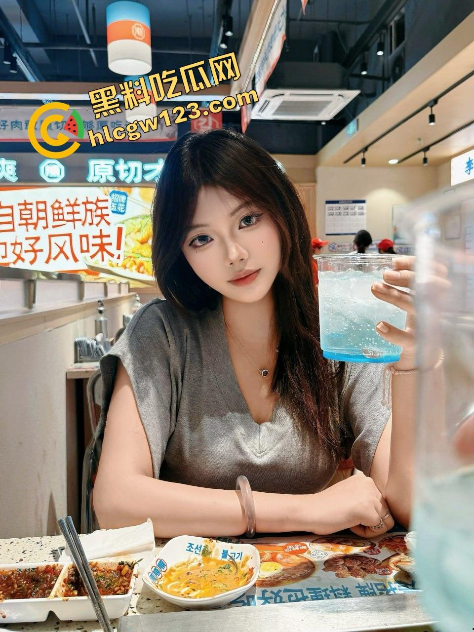 紧致干净的白虎逼,配上又肥又翘的大屁股,像是老天专门拿来装鸡巴用的,你说你忍得住?-1