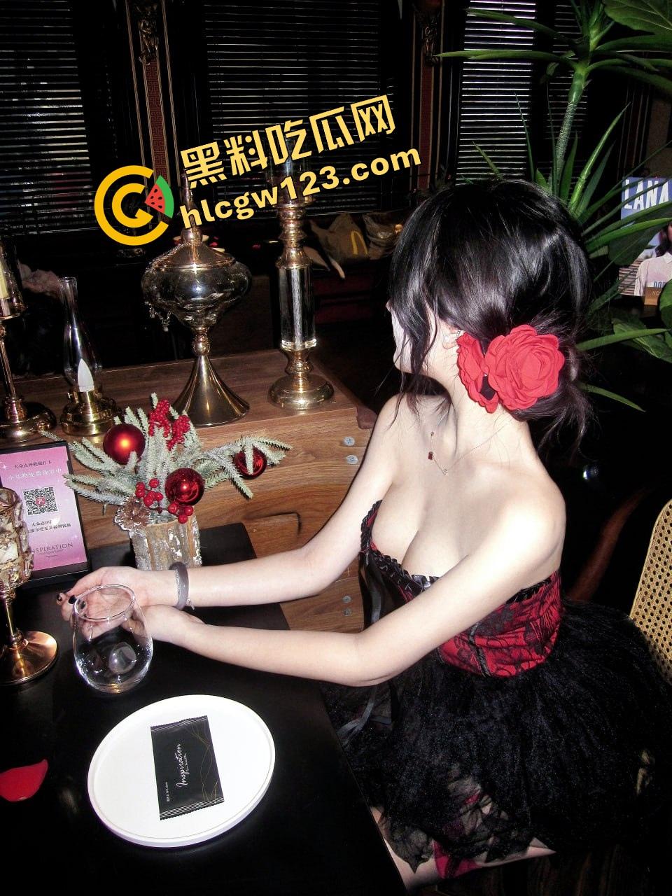 紧致干净的白虎逼,配上又肥又翘的大屁股,像是老天专门拿来装鸡巴用的,你说你忍得住?-2