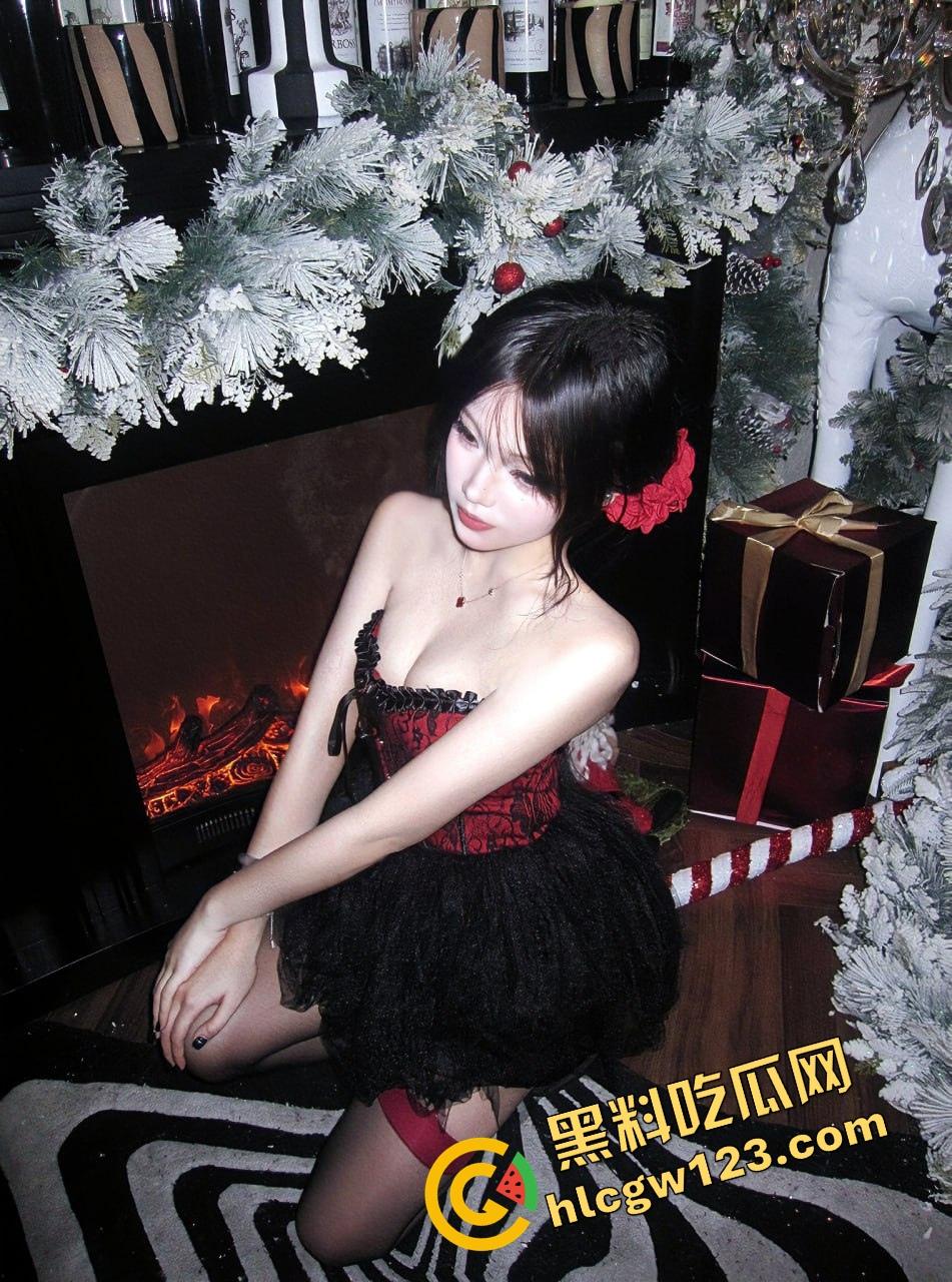 紧致干净的白虎逼,配上又肥又翘的大屁股,像是老天专门拿来装鸡巴用的,你说你忍得住?-4