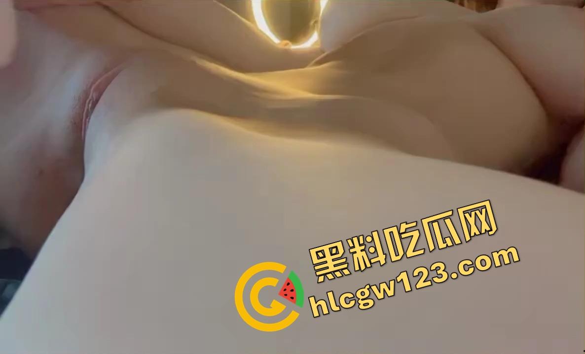 紧致干净的白虎逼,配上又肥又翘的大屁股,像是老天专门拿来装鸡巴用的,你说你忍得住?-6