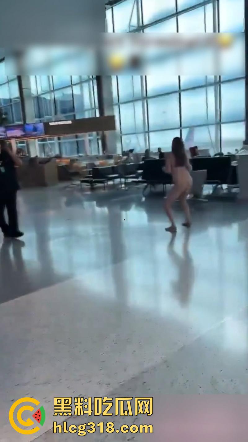 美国大奶美女自称维也纳女神，在德克萨塞州机场，当众全裸狂奔，保安拼命也拦不住，好像去拦一下啊！-9