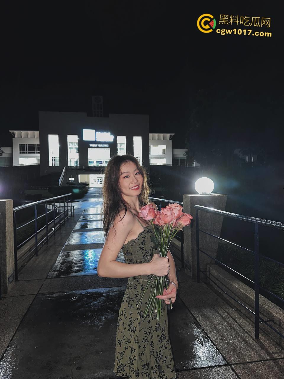 东湖学院学妹恋爱脑上头，任男友露脸拍片，掀开短裙户外野战，隔着红色蕾丝内裤后入爆操，反差姿态让人眼馋！-1