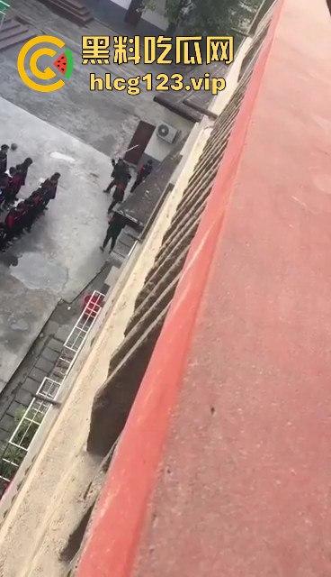 老师手太狠!学生惨遭暴力体罚,简直不是打人,是打出仇来了!-8