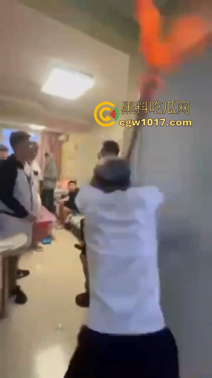 纹身的也不过如此嘛!来到精神小伙地盘,该挨打还是得乖乖老实挨打,一拳一脚直击头部,浑身是血极其惨烈!-1