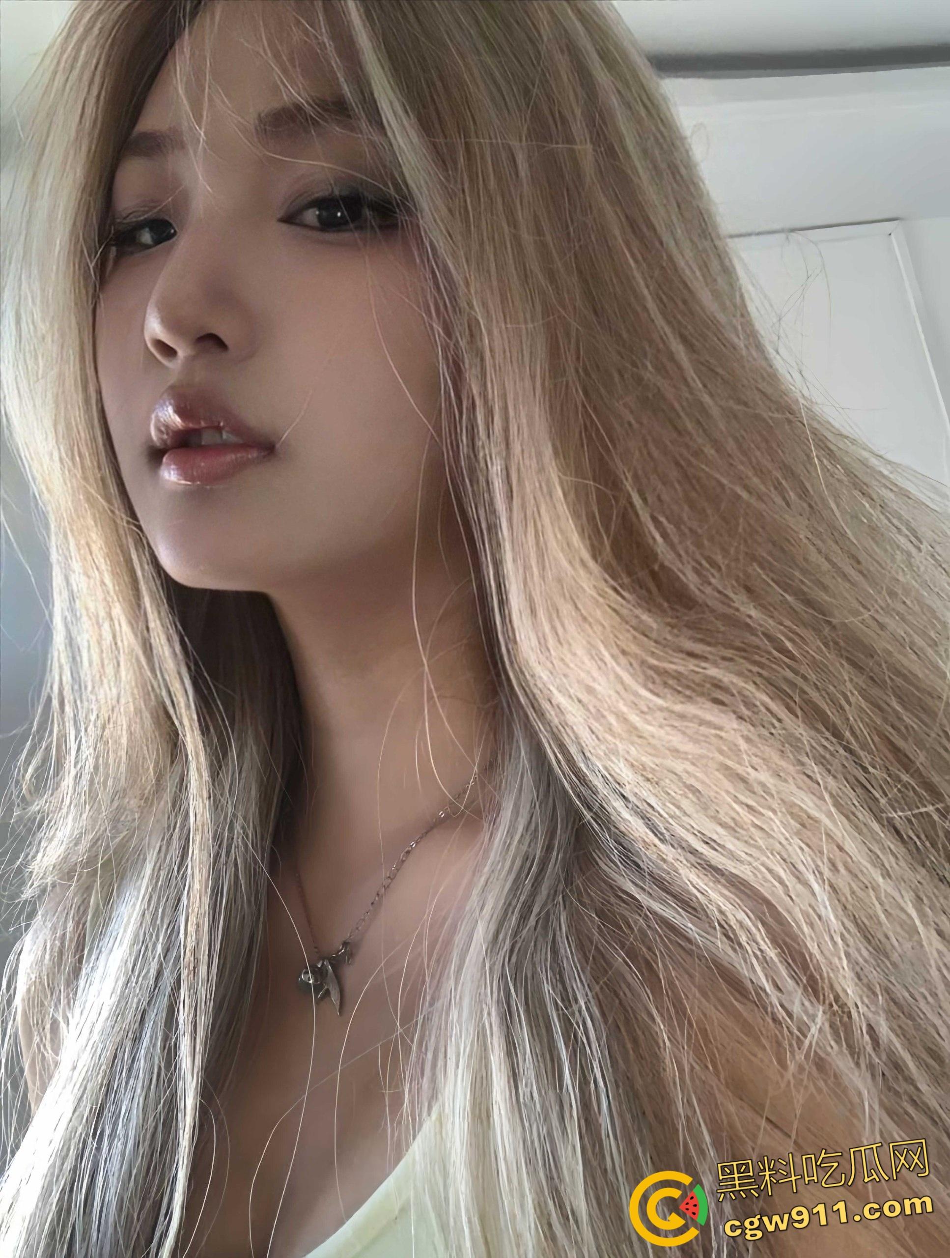 内蒙古赤峰清纯小妹【贾怡】，高颜值极品身材，被男友无套爆操高潮 ，镜前跪地口交，白嫩肥臀后入疯狂榨精！-2