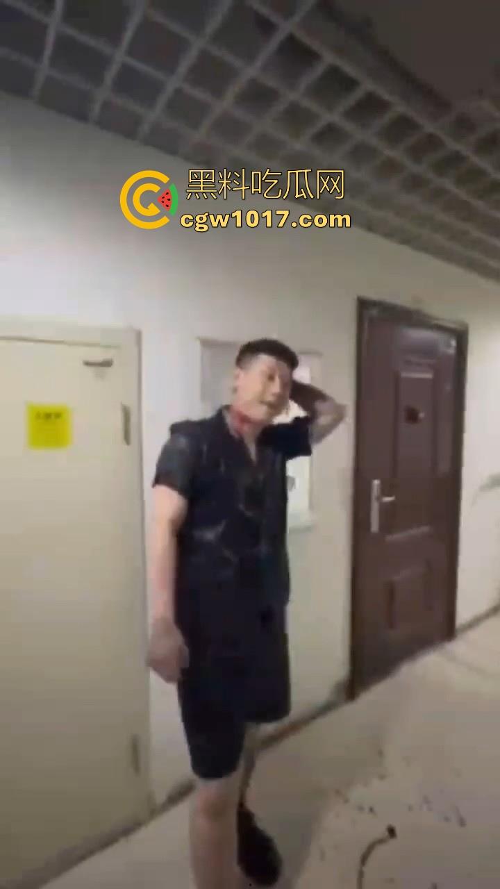 纹身的也不过如此嘛!来到精神小伙地盘,该挨打还是得乖乖老实挨打,一拳一脚直击头部,浑身是血极其惨烈!-4