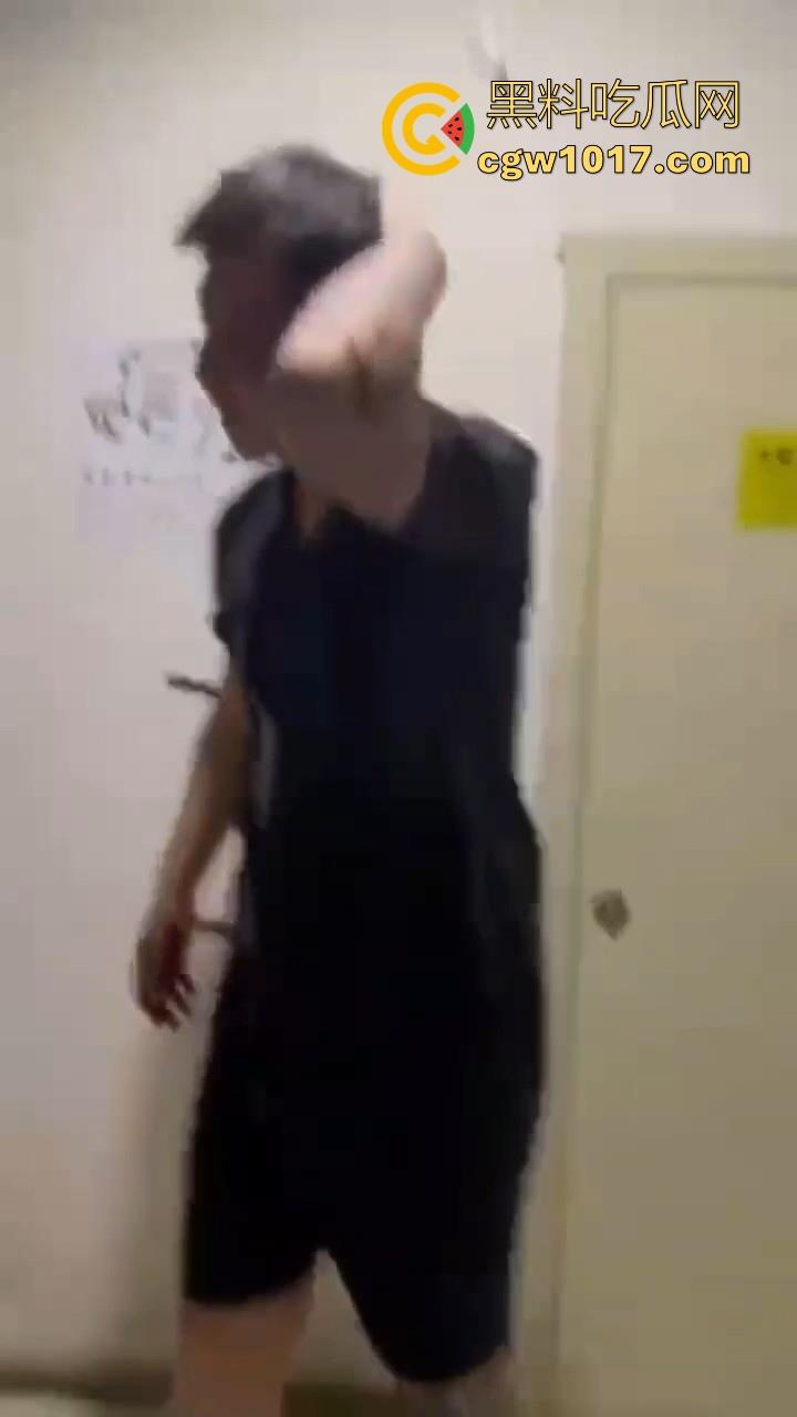 纹身的也不过如此嘛!来到精神小伙地盘,该挨打还是得乖乖老实挨打,一拳一脚直击头部,浑身是血极其惨烈!-5