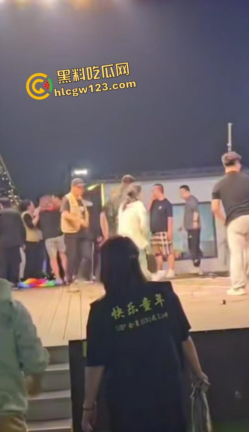 舞台上惊天黑料老婆被猥亵,妻子还抱老公让几人打成猪头,事后老公查出老婆出轨!-2