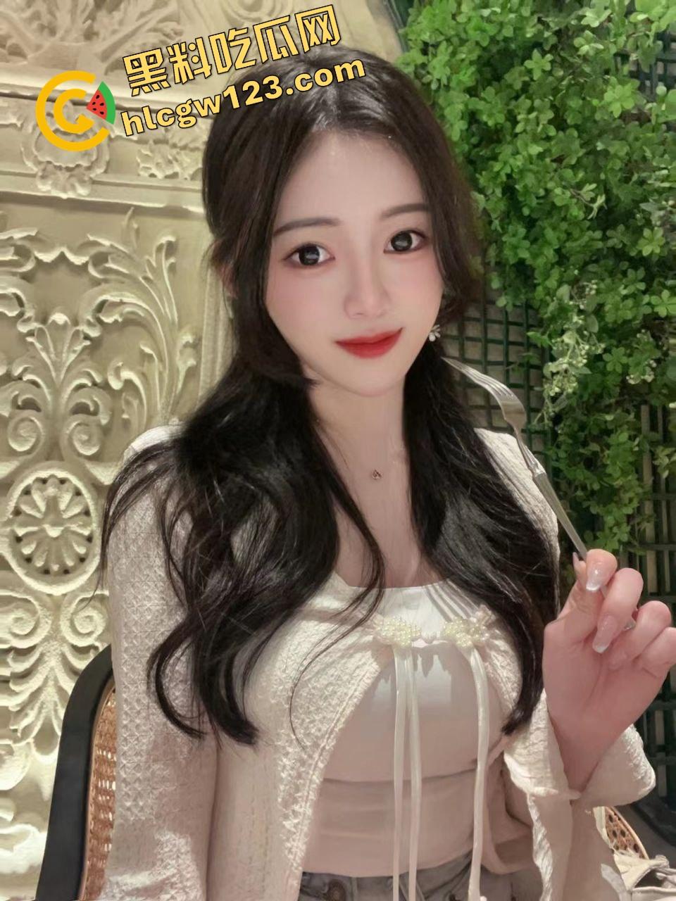 公交车上骚逼暴露狂掀衣亮美乳,奶子挺翘晃眼半露,淫水滴地板,路人馋得想冲上去猛捏一把爽爆裤裆!-1