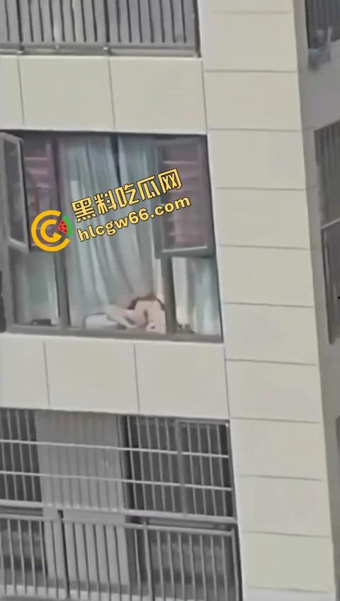 集美逆天操作,阳台晒鲍鱼不拉窗帘,白天晒鲍鱼,晚上老公就地现吃,主打一个鲜嫩刺激!-5