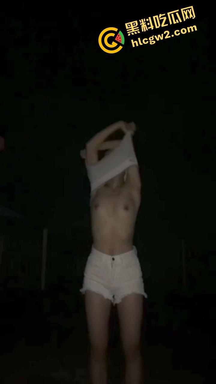 桂林农村寡妇骚鸡『张丹媛』没男人在家发骚 露出尿裤子爬行！独家流出！-5