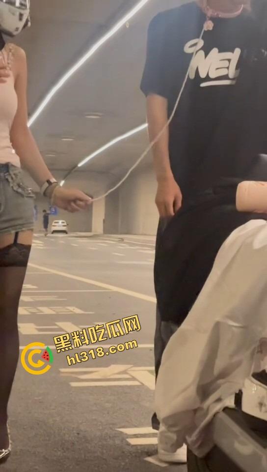 抖音摩托车圈热瓜,春风车主抬不起来的腰,终究还是断了,得吃哥跪地当狗舔高跟黑丝-11