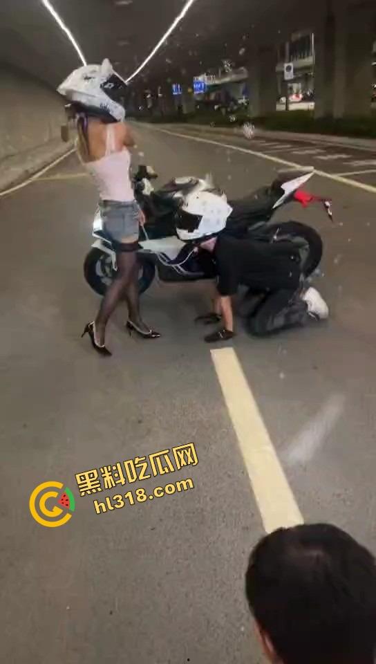 抖音摩托车圈热瓜,春风车主抬不起来的腰,终究还是断了,得吃哥跪地当狗舔高跟黑丝-13