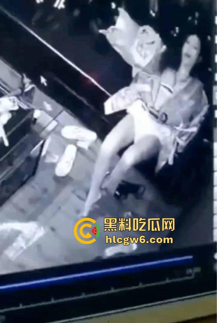 KTV小姐包厢内寂寞自慰全程被拍，无人点单逼痒难耐，一边看小电影一边摸，真怕她拿麦克风塞逼？-5