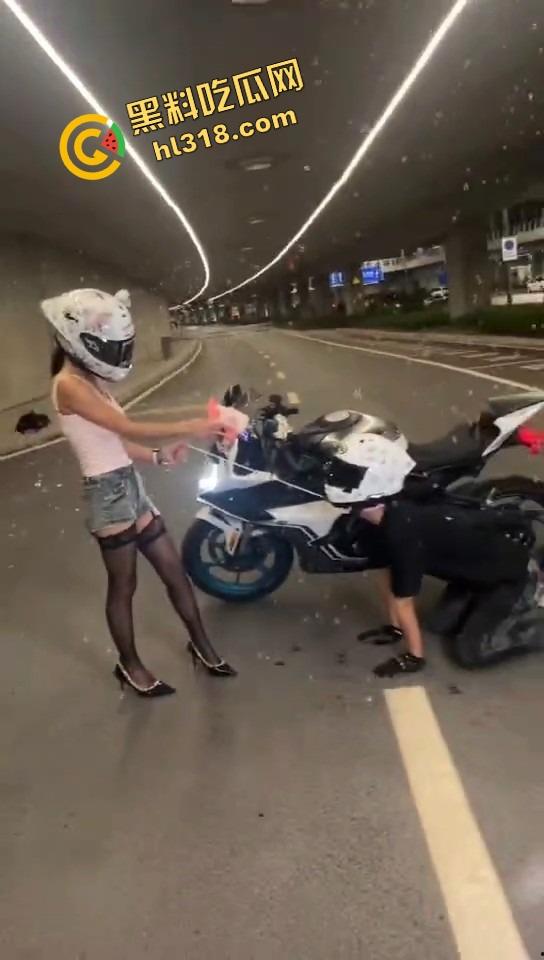 抖音摩托车圈热瓜,春风车主抬不起来的腰,终究还是断了,得吃哥跪地当狗舔高跟黑丝-15