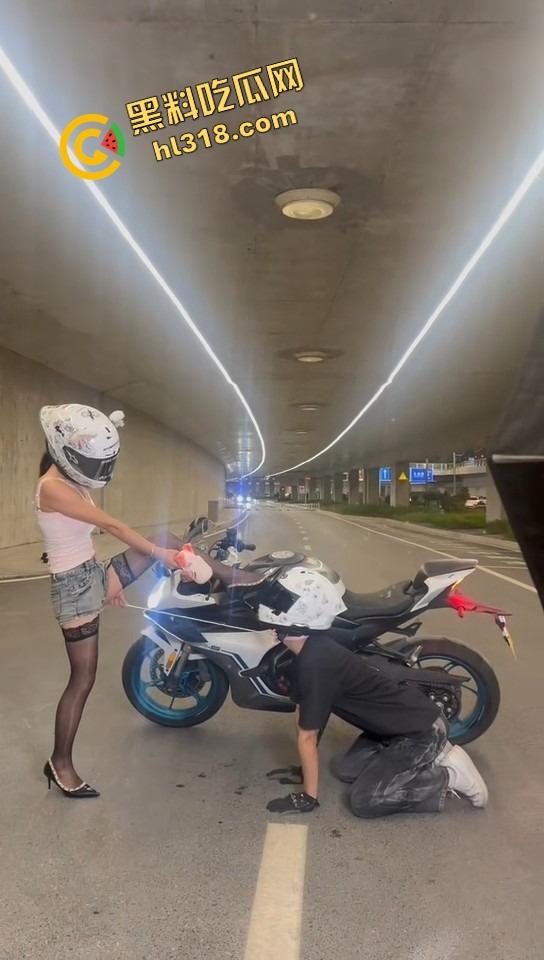 抖音摩托车圈热瓜,春风车主抬不起来的腰,终究还是断了,得吃哥跪地当狗舔高跟黑丝-17