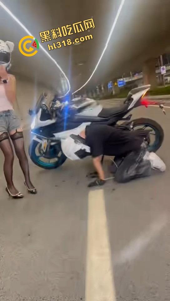 抖音摩托车圈热瓜,春风车主抬不起来的腰,终究还是断了,得吃哥跪地当狗舔高跟黑丝-18