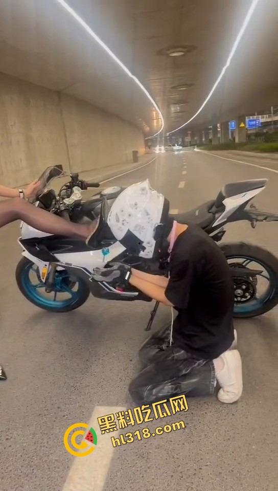 抖音摩托车圈热瓜,春风车主抬不起来的腰,终究还是断了,得吃哥跪地当狗舔高跟黑丝-20