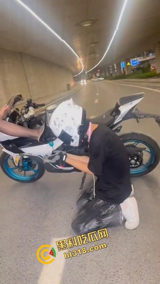 抖音摩托车圈热瓜,春风车主抬不起来的腰,终究还是断了,得吃哥跪地当狗舔高跟黑丝-21
