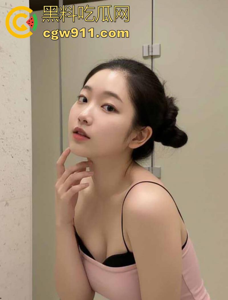 广西梧州学院，清纯学妹【颜思妤】，十一约炮被大屌体育生，被无套爆操，欲求不满的小母狗眼神勾魂妩媚！-1