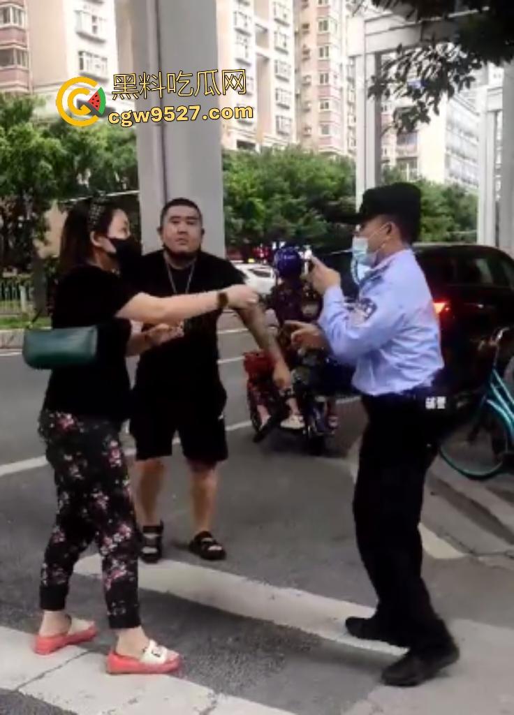 广州猛男怒打交警！因不满罚单当街狂扇头，警帽直接飞天，老婆在一旁看戏，看来这是想老公进去？-2