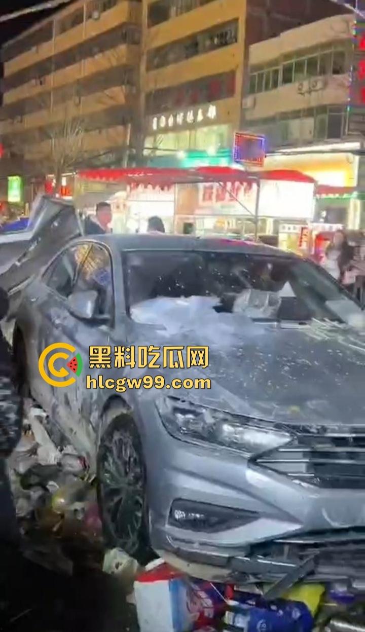 安徽亳州利辛县惊现马路杀神， 酒驾狠人凌晨狂飙，直接冲进小摊贩人群。孕妇当场被撞飞！-3