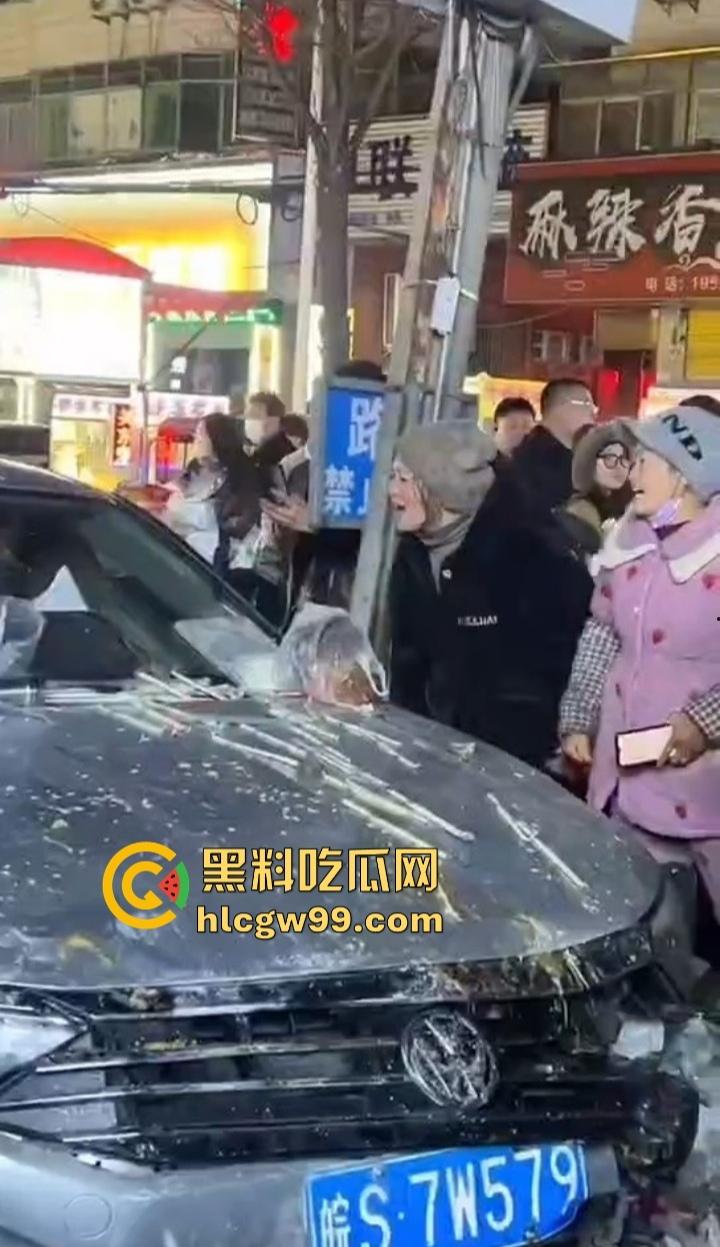 安徽亳州利辛县惊现马路杀神， 酒驾狠人凌晨狂飙，直接冲进小摊贩人群。孕妇当场被撞飞！-4