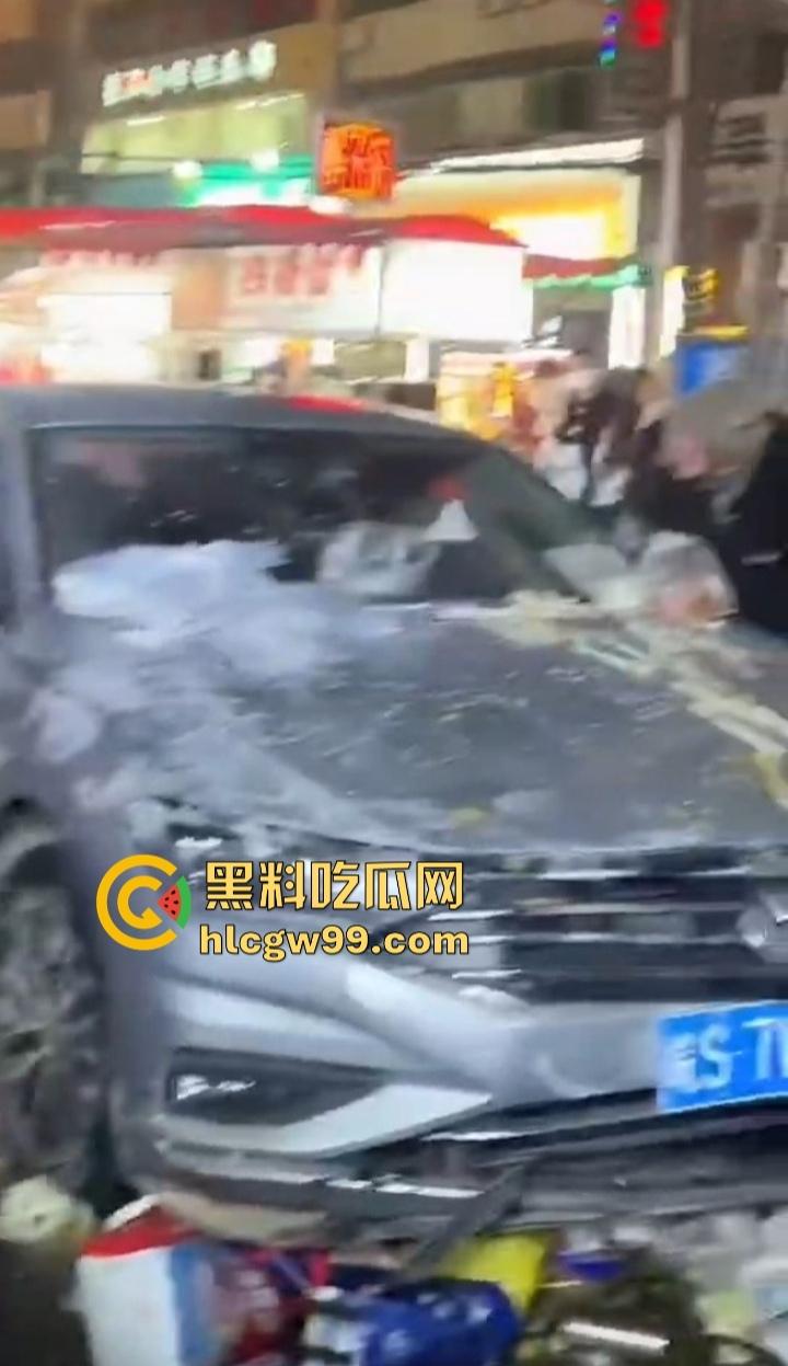 安徽亳州利辛县惊现马路杀神， 酒驾狠人凌晨狂飙，直接冲进小摊贩人群。孕妇当场被撞飞！-6