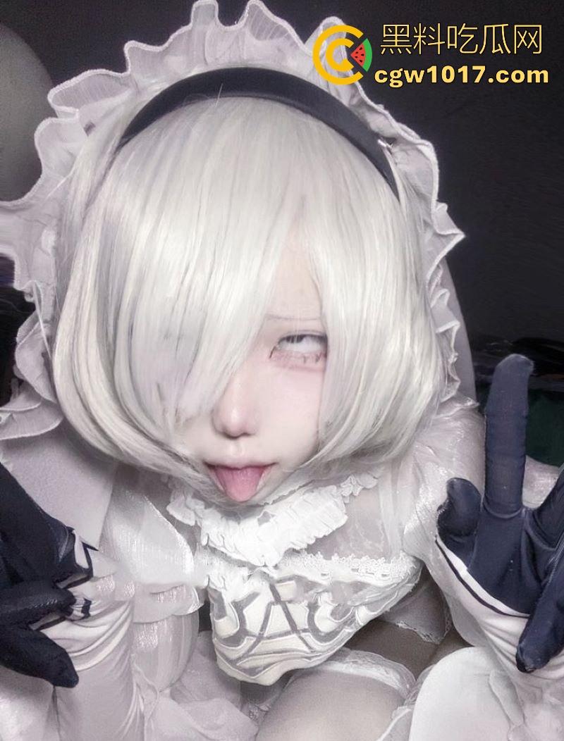 外网极品萝莉福利姬【凄】cos园丁蓝闺惊梦，极品白虎嫩逼插假鸡巴，反差到肾虚！-2