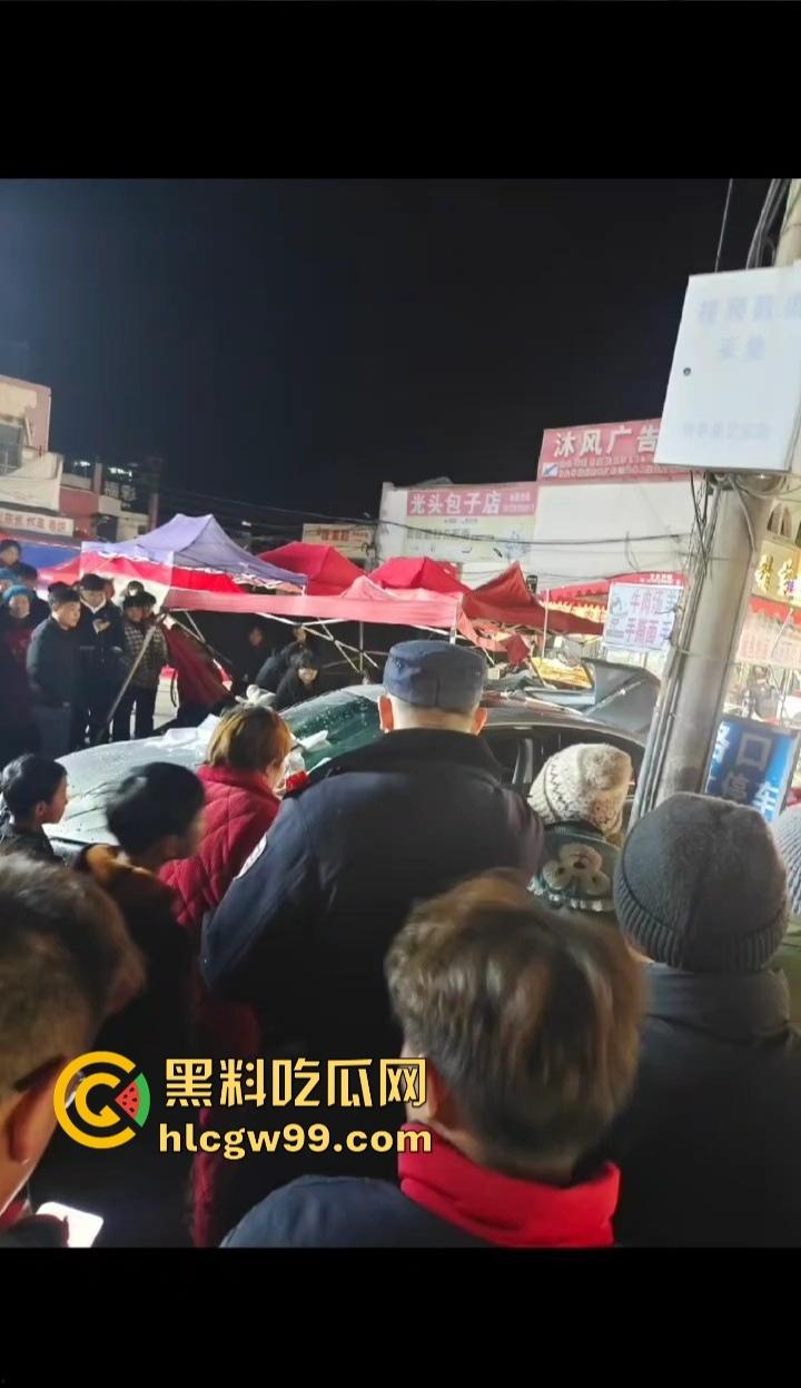 安徽亳州利辛县惊现马路杀神， 酒驾狠人凌晨狂飙，直接冲进小摊贩人群。孕妇当场被撞飞！-9