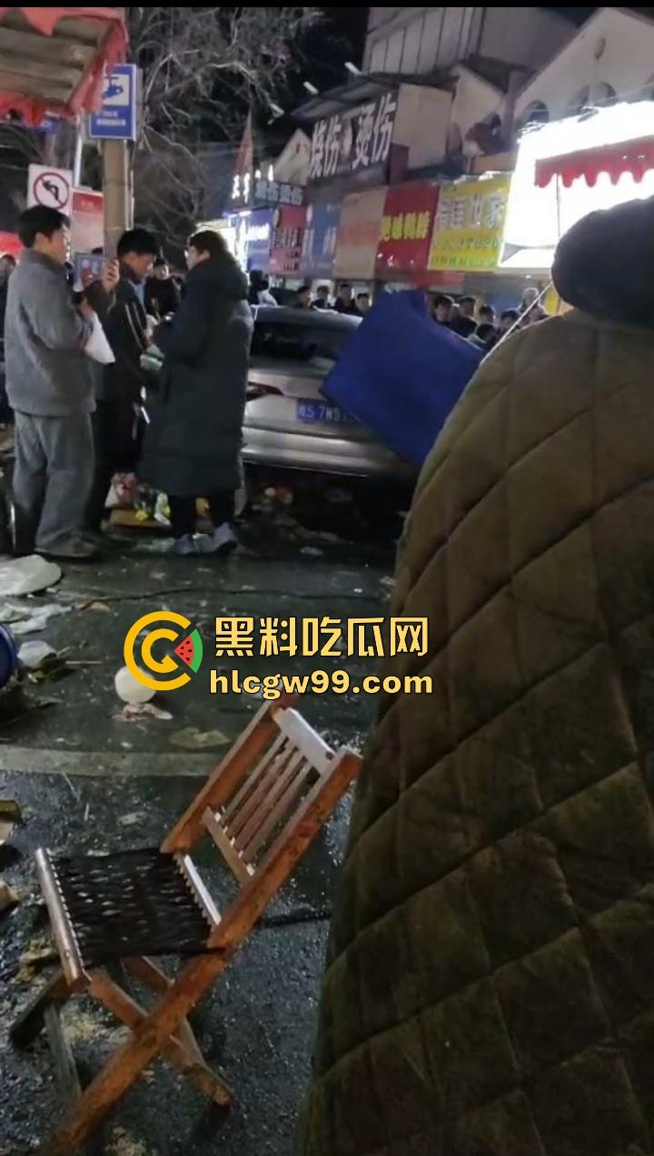 安徽亳州利辛县惊现马路杀神， 酒驾狠人凌晨狂飙，直接冲进小摊贩人群。孕妇当场被撞飞！-10