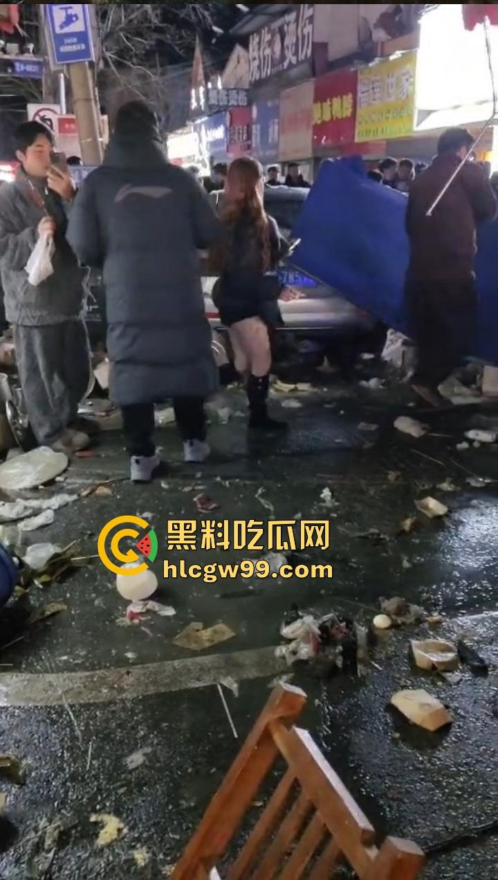 安徽亳州利辛县惊现马路杀神， 酒驾狠人凌晨狂飙，直接冲进小摊贩人群。孕妇当场被撞飞！-11