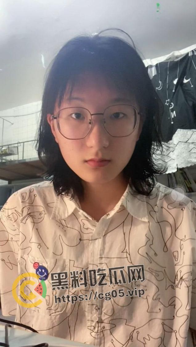 荆楚理工学院【何冰柯】被同班同学假装网友网调成功 写字 捏胸 做任务拍视频  殊不知主人就在旁边看着-2